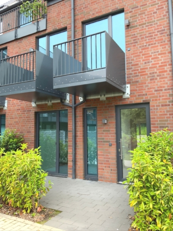 Moderne 4-Zimmer-Maisonette-Wohnung mit 3 Balkone, 2 Bäder, Gäste-WC, 2 Terrassen, TG-Stellplatz - Eingang / Terrasse 1 (90354)