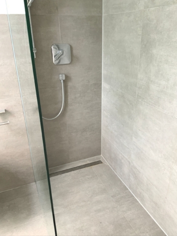 Moderne 4-Zimmer-Maisonette-Wohnung mit 3 Balkone, 2 Bäder, Gäste-WC, 2 Terrassen, TG-Stellplatz - Bad 2 / bodengleiche Dusche (90395)