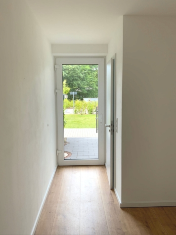 Moderne 4-Zimmer-Maisonette-Wohnung mit 3 Balkone, 2 Bäder, Gäste-WC, 2 Terrassen, TG-Stellplatz - Eingang Flur (90357)