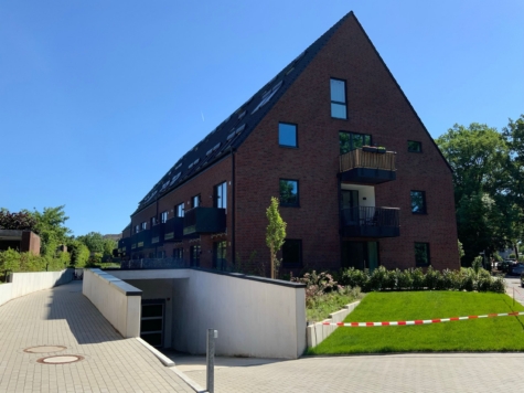 Moderne 4-Zimmer-Maisonette-Wohnung mit 3 Balkone, 2 Bäder, Gäste-WC, 2 Terrassen, TG-Stellplatz - Hausansicht (90351)