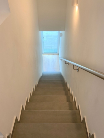 Moderne 4-Zimmer-Maisonette-Wohnung mit 3 Balkone, 2 Bäder, Gäste-WC, 2 Terrassen, TG-Stellplatz - Treppe (90372)