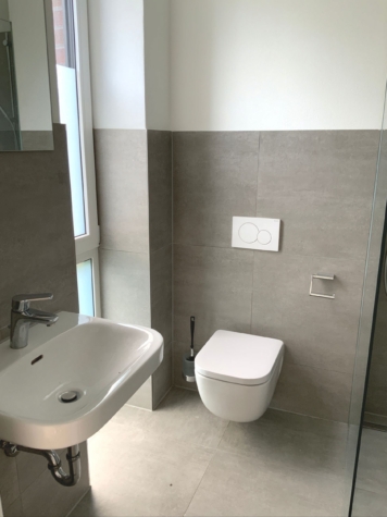 Moderne 4-Zimmer-Maisonette-Wohnung mit 3 Balkone, 2 Bäder, Gäste-WC, 2 Terrassen, TG-Stellplatz - Bad 2 im Schlafz. 3 (90393)