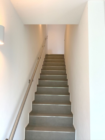 Moderne 4-Zimmer-Maisonette-Wohnung mit 3 Balkone, 2 Bäder, Gäste-WC, 2 Terrassen, TG-Stellplatz - Treppe in die obere Ebene (90371)
