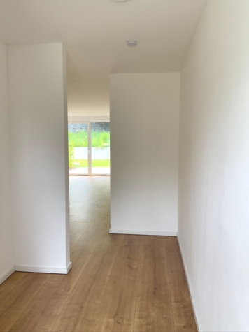 Moderne 4-Zimmer-Maisonette-Wohnung mit 3 Balkone, 2 Bäder, Gäste-WC, 2 Terrassen, TG-Stellplatz - Flur / Blick ins Wohnzimmer (90359)