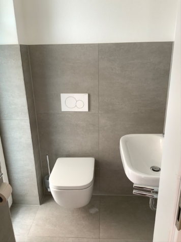 Moderne 4-Zimmer-Maisonette-Wohnung mit 3 Balkone, 2 Bäder, Gäste-WC, 2 Terrassen, TG-Stellplatz - Gäste-WC (90360)