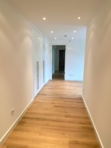 Moderne, schöne, teilmöblierte 4-Zimmer-Wohnung mit Balkon und EBK in Albachten - Moderner Flur mit Holzboden (83191)