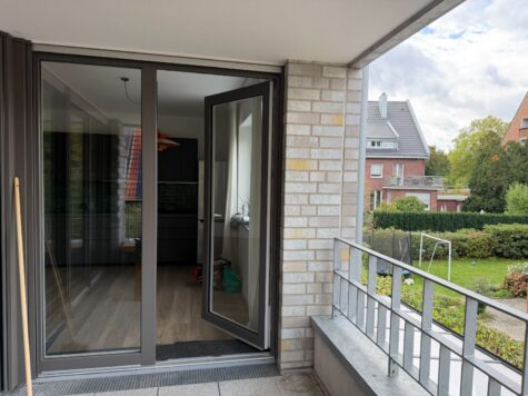 Exklusives Wohnen am Kanal: Lichtdurchflutetes 2-Zimmer-Idyll in Münster-Mauritz - Loggia (94584)