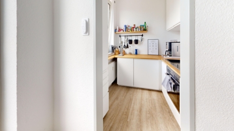 Stilvoller Wohntraum im beliebten Geistviertel mit Balkon in direkter Nähe zum Aasee! - Moderne Küche mit Holzakzenten (90227)