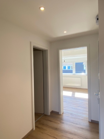 Nur für 1 Person: moderne, kleine 2-Zimmer-Wohnung mit EBK, Balkon und Stellplatz - Diele (88827)