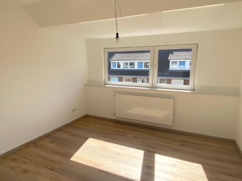 Nur für 1 Person: moderne, kleine 2-Zimmer-Wohnung mit EBK, Balkon und Stellplatz - Schlafzimmer (88810)