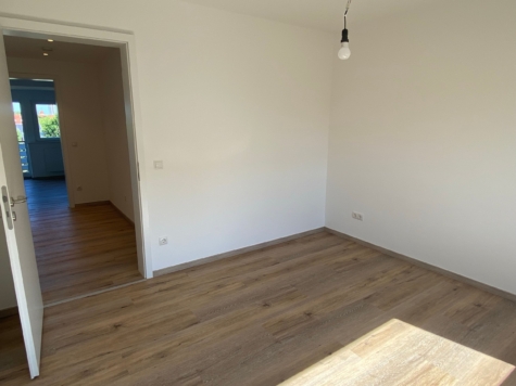 Nur für 1 Person: moderne, kleine 2-Zimmer-Wohnung mit EBK, Balkon und Stellplatz - Schlafzimmer (88811)