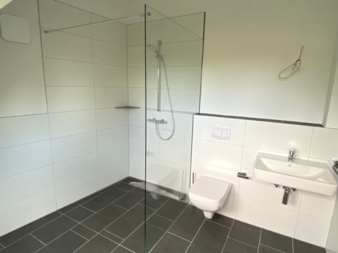 Stilvolle 2-Zimmer-Dachgeschosswohnung mit EBK und Dachterrasse! - Badezimmer (85965)