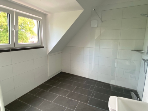Stilvolle 2-Zimmer-Dachgeschosswohnung mit EBK und Dachterrasse! - große Dusche (85964)