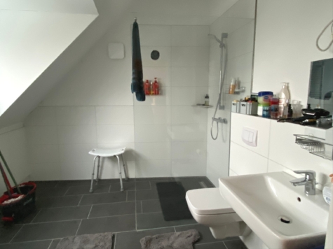 Stilvolle 2-Zimmer-Dachgeschosswohnung mit EBK und Dachterrasse! - Badezimmer ak (85966)