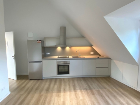 Stilvolle 2-Zimmer-Dachgeschosswohnung mit EBK und Dachterrasse! - Wohnbereich / EBK (85950)