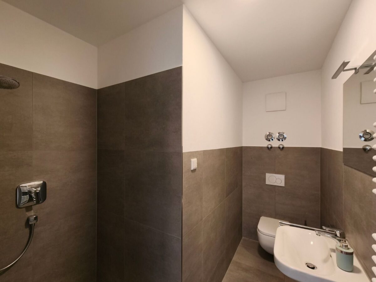 Badezimmer mit Dusche
