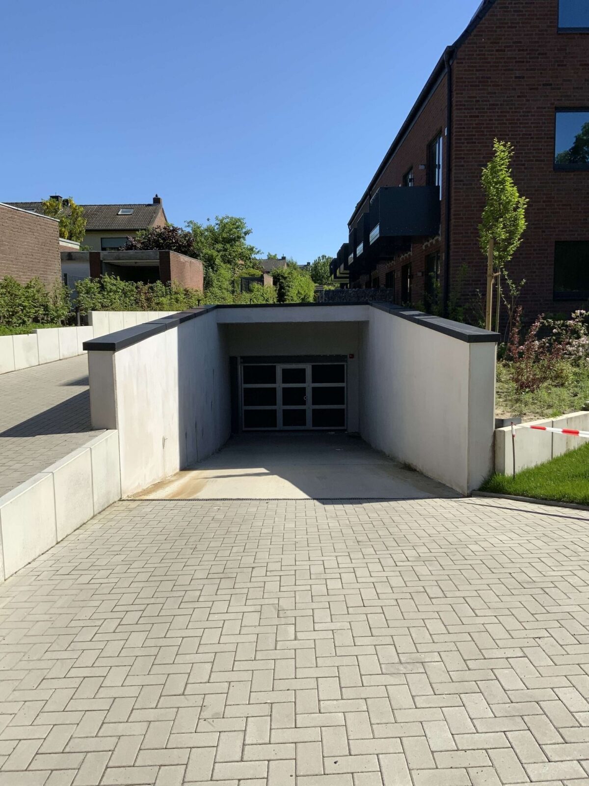 Ein-/Ausfahrt Tiefgarage