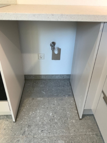 Schönes 1-Zi.-Appartement mit EBK, Terrasse, TG-Stellplatz in MS-Hiltrup - Küchenschrank leer (85467)