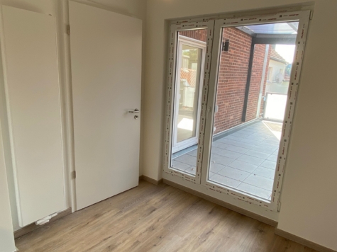 Moderne, schöne 3-Zimmer-Wohnung mit Dachterrasse und EBK! - Küche mit Zugang auf die Dachterrasse (87512)