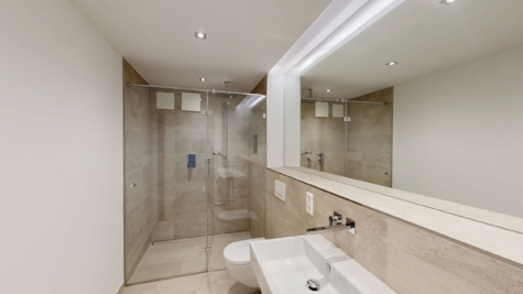 Exklusive 2-Zimmer-Wohnung mit Loggia und Blick auf die Kreuzkirche im beliebten Kreuzviertel! - Badezimmer (84390)