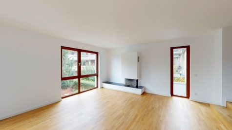 Exklusive 2-Zimmer-Wohnung mit Loggia und Blick auf die Kreuzkirche im beliebten Kreuzviertel! - Helles Wohnzimmer mit Kamin (84383)